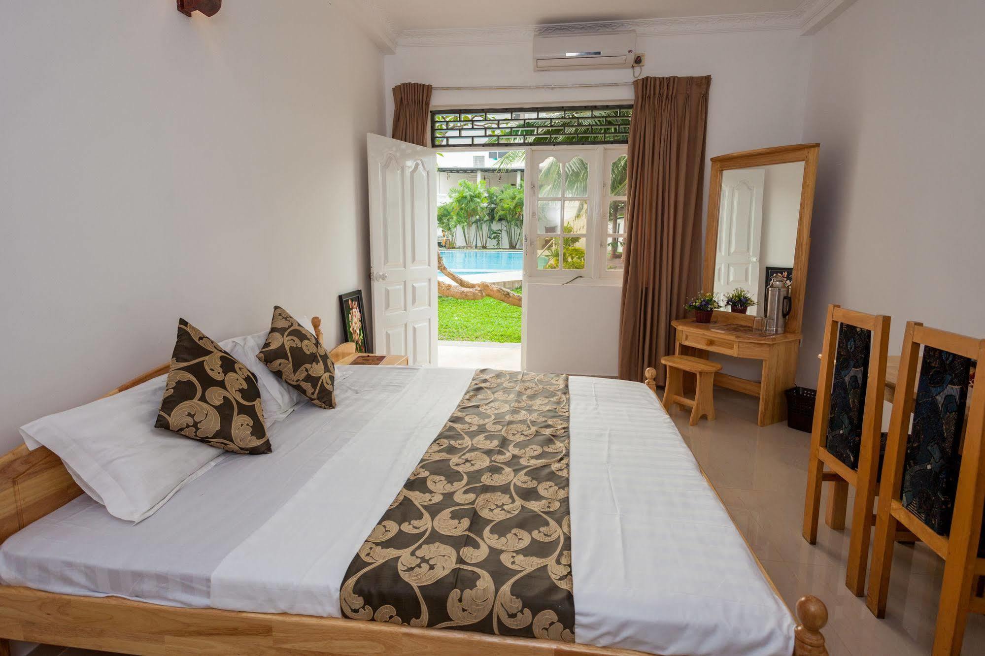 Navro Beach Resort Panadura Esterno foto